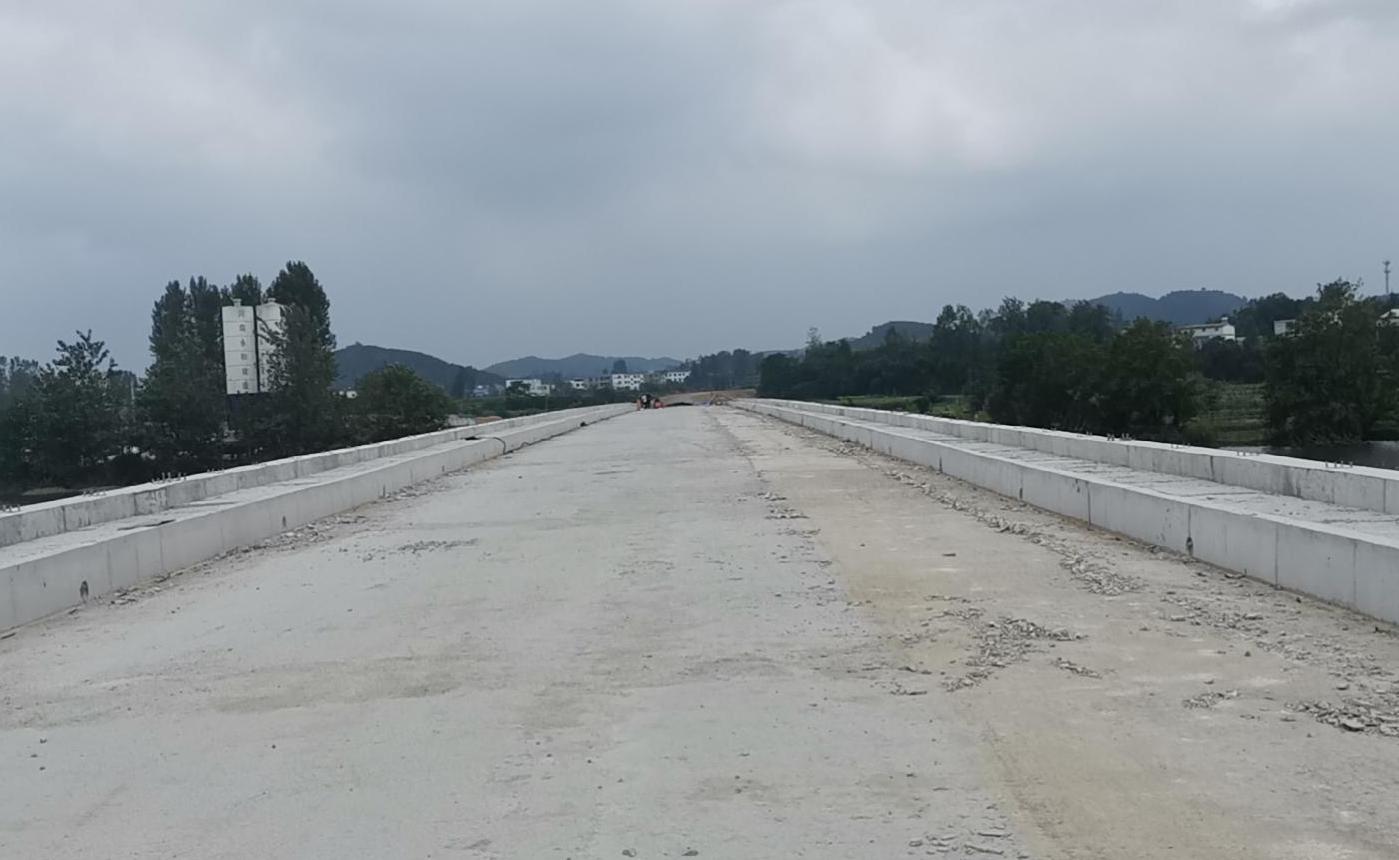 迎難而上??⒐?鼓足干勁再出發(fā)——集團董事長孔德穩(wěn)對河川西橋工程進行檢查指導(dǎo)
