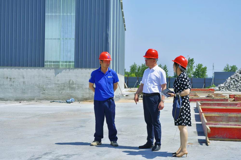 河南永和建設(shè)集團(tuán)董事長孔德穩(wěn)視察了集團(tuán)旗下分公司城陽城瀝青混凝土拌合站項目，并作出了重要指示
