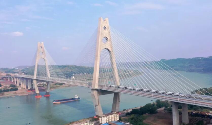 世界首座采用公路和高鐵同層！試驗列車駛過臨港公鐵兩用長江大橋