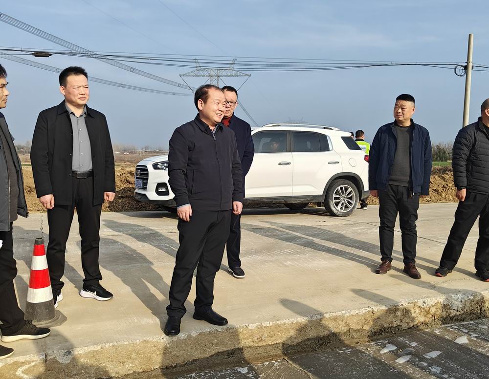 區(qū)長劉慶東視察S335肖王鎮(zhèn)至胡店鄉(xiāng)道路改建工程 督導(dǎo)民生交通項(xiàng)目高效推進(jìn)